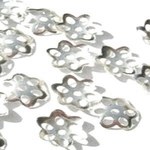 (500個) ビーズキャップ 花型6mm 花座 座金 - ホワイトシルバー