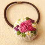 バラと小花のブーケ刺繍 くるみボタンヘアゴム