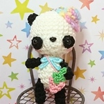 ピンクのいちごのポシェットをさげたパンダのあみぐるみ （ストラップ）
