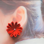 つまみ細工の和風ピアス　剣つまみ赤