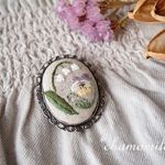 ビオラとすずらんの刺繍ブローチ