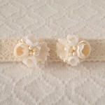小花のくっつきピアス(オフホワイト)