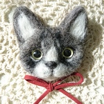 羊毛フェルト 猫のブローチ サバトラの仔猫