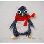 マフラーを巻いたペンギンのワッペン