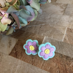 スミレ色の刺繍ピアス