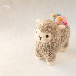 クリクリヘアーの羊と小鳥たち