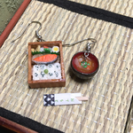 【再販】ふっくら鮭弁当と具だくさんお味噌汁のピアス