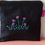 黒の麻のお花刺繍ポーチ