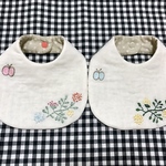 ちょうちょと花の刺繍○よだれかけ○