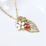 ラスト1点💐白花とリーフとチョウ🦋