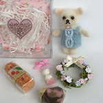 ミニチュア  クマのぬいぐるみとスイーツと花のリースのギフトセット