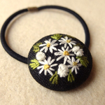白い花のブーケ刺繍 くるみボタンヘアゴム