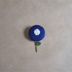 【再販】北欧　お花のブローチ 　ダークブルー　ホワイト