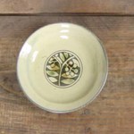 木の実の三色小皿（掻き落とし）