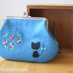 刺繍＊猫とお花のがま口ポーチ（ターコイズブルー）