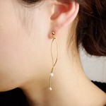 <p_238> クリスタルパールつき2本のウェーブワイヤーピアス