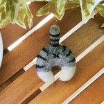 ねこケツ（しましま）おしりブローチ　動物ブローチ　ネコ　猫ブローチ