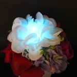  真っ赤なリボンのダリアアレンジ 光る花