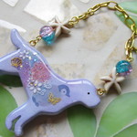 ◇1567　ライラックラベンダー　🐶レトリバーとぺんぎんのバッグチャーム🐧🐚　大サイズ　※１点物