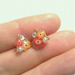 ちいさな　三角　お花の　ピアス
