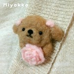 お花を運ぶトイプードルのブローチ