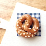 ごまプレツツェルのマグネット