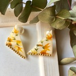 黄色の小花の三角ピアス/イヤリング