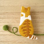 茶トラ白猫の刺繍ブローチ