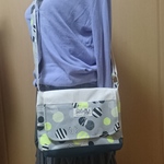 帆布、ショルダーバッグ、黒黄色丸玉柄、軽い