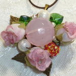 淡いピンクのフラワーペンダント