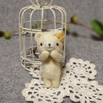 ポシェットくまちゃんキーホルダー　クリーム色【黄色のお花】羊毛フェルト