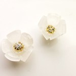 一輪の林檎の花ピアス