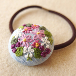 花のブーケ刺繍 くるみボタンヘアゴム
