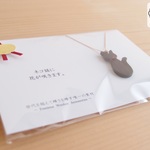 【無着色】『お座りネコ シマコクタン』木の宝石チェーンペンダント
