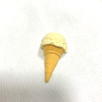 受注生産品　バニラアイスのブローチ
