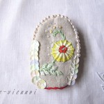 卵型ヴィンテージ刺繍ブローチ*スパンコール*パールビーズ*アンティーク