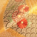 🐇黄色 京友禅 鹿の子絞り 紗綾型に花模様 正絹 紋意匠 丹後ちりめん No.41-17 おくみ部分【145cm×18cm】着物の解き 和布 生地 はぎれ silk100%