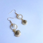 シェルパーツとパールのピアス/イヤリング