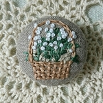 グリーンと小花のバスケット 刺繍ブローチ