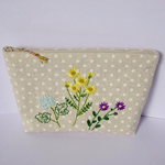 可愛い花の刺繍のポーチ