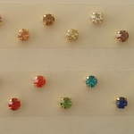 〈約4㎜〉14色あり・ゴールド台座の一粒ビジューピアス／ノンホールピアス(両耳分)