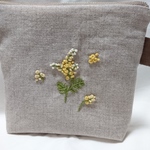 　ミモザ刺繍のポーチ