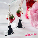 黒猫と苺🍓のピアス/イヤリング