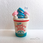 ライトブルーとピンクのカラフルマカロンカップ