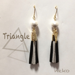 トライアングルタッセルピアス ◇ブラック×ライトグレー◇
