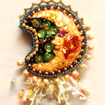 お月さまの恋わずらい   刺繍ブローチ 羊毛 無料ラッピング 母の日にもどうぞ