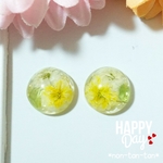 かすみ草×ペリドット **天然石の華やぐブーケレジンピアス(イヤリング)ラウンド**