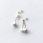 淡水真珠：white×gray pearl asymmetry pierce