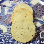 〈おつまみにも〉パルメザンチーズとブラックペッパーのサブレ