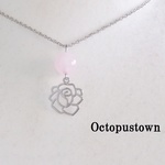 【母の日ギフト】 愛をあらわす石 ローズクォーツと薔薇のネックレス（天然石/シルバーカラー）